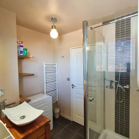 Parvis : Calme, Vue, Elegant, Spacieux, Securise Et Apartment *